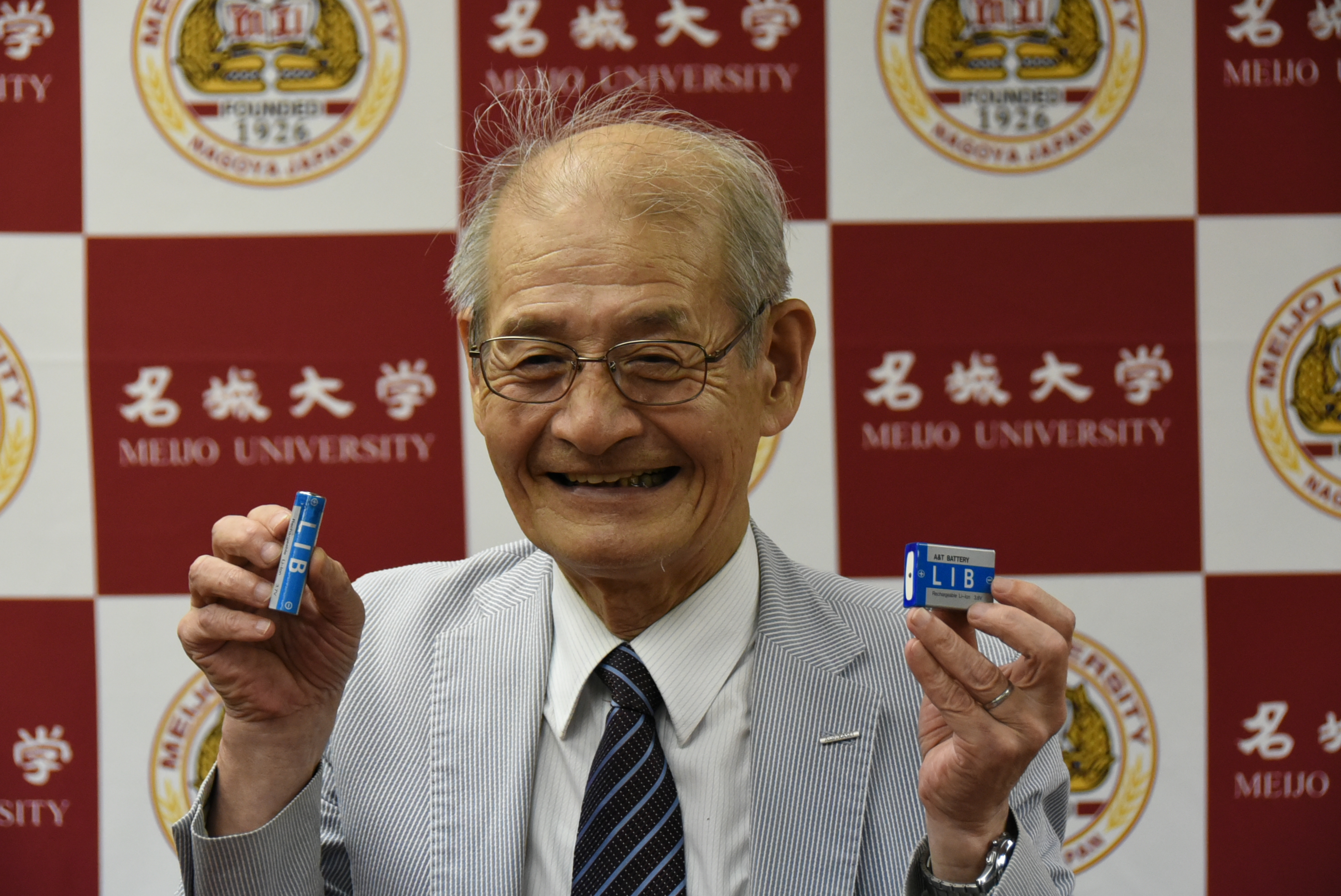 リチウムイオン電池を手にする吉野彰教授