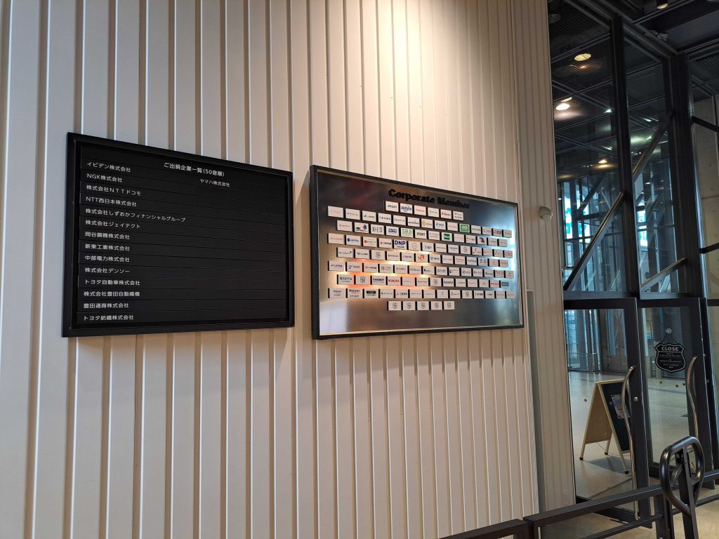 ガレージ内に会員企業様ロゴの掲示を始めました！